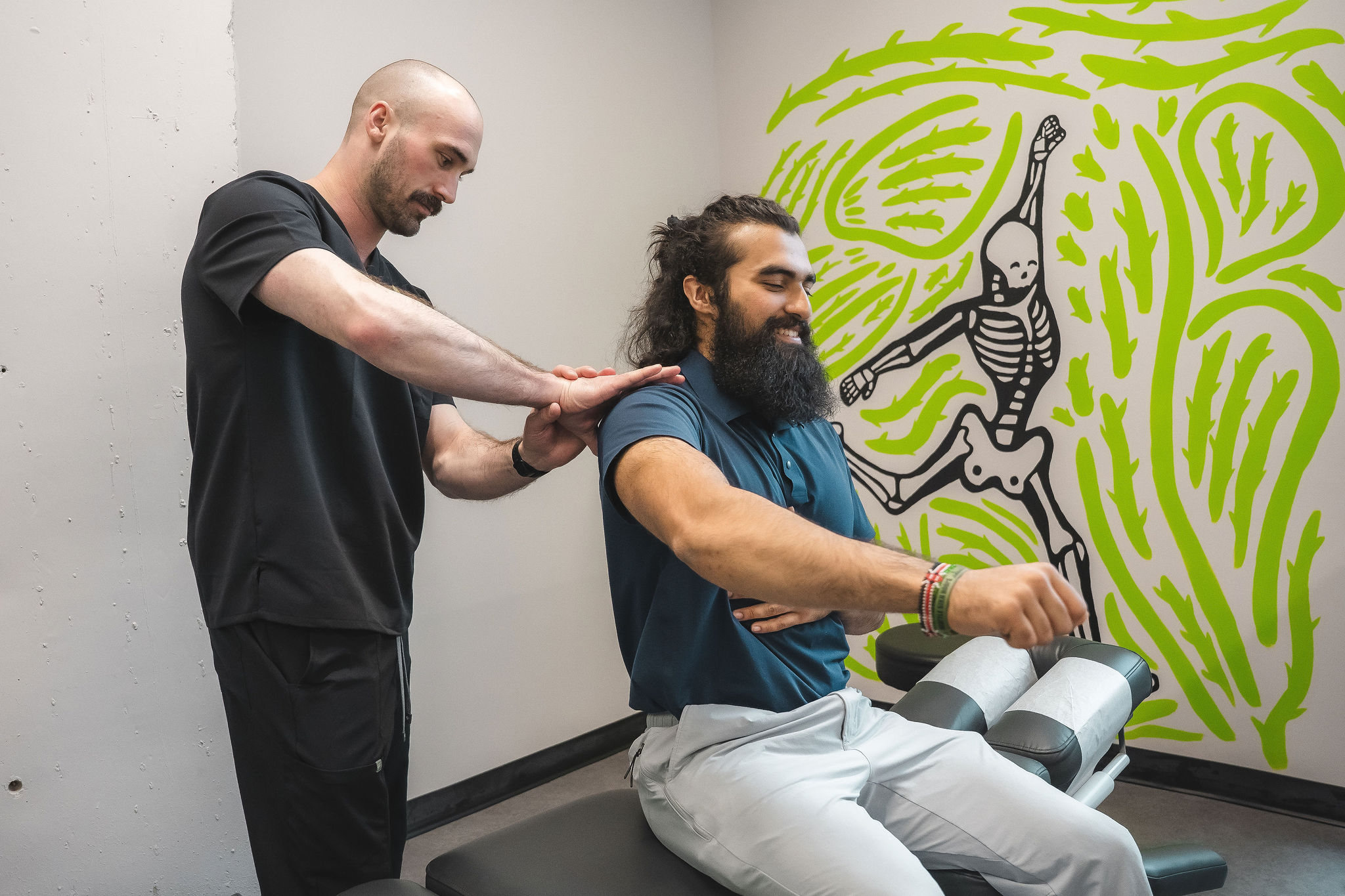 marhsall-just-mrt Dr. Marshall Just using the MRT method on a male patient sitting on the chiropractic table.